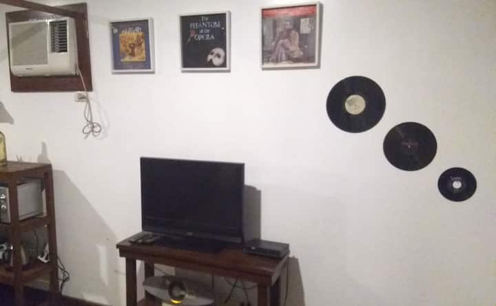 Underhållningsområde. Kabel-TV, stereo, CD och DVD-spelare.