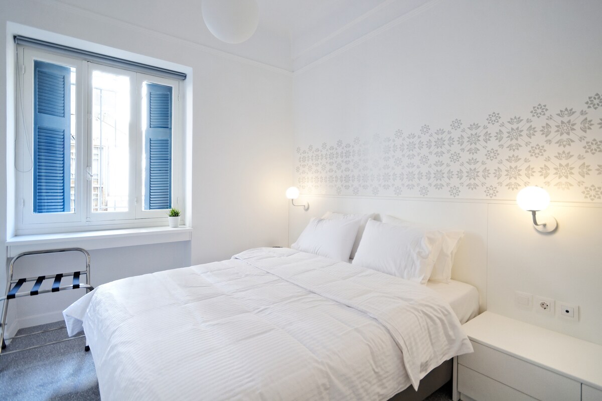 Მზის სინათლე ფანჯრიდან შემოდის და მთელ ოთახს ანათებს! Ლურჯისა და თეთრის კომბინაცია ყოველთვის შეგახსენებთ, რომ საბერძნეთში ხართ! Საძინებელში დაგხვდებათ ორადგილიანი საწოლი და თეთრეულის საუკეთესო ხარისხი! 