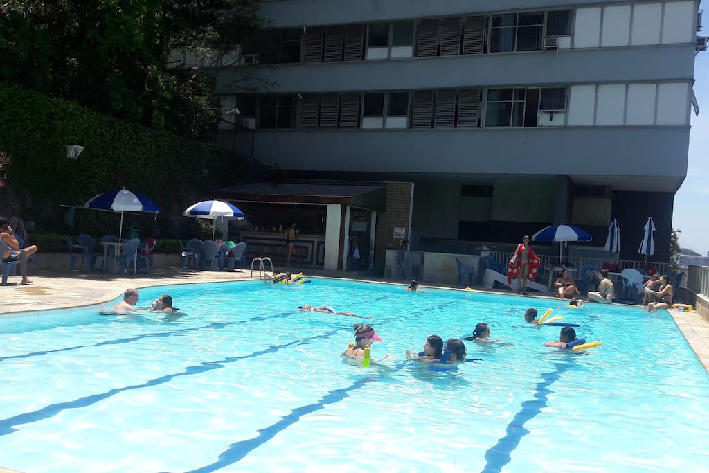Piscina com água aquecida