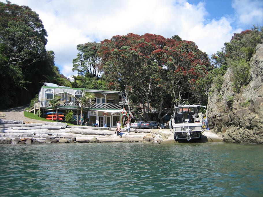 Maraehako Bay Retreat
Absolute Seafront Accomodation