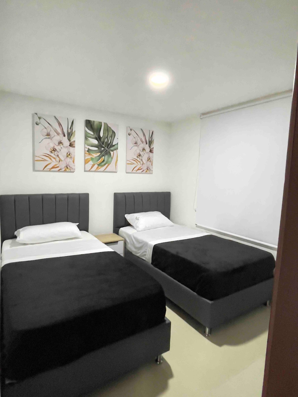 هنا ستجد سريرين مريحين بسيطين، أنيقين ومصممين لإعطائك تجربة مريحة، ومراتب شبه عائلية والتي سيعطونك الدعم المثالي لجسمك، مما يسمح لك بنوم مريح