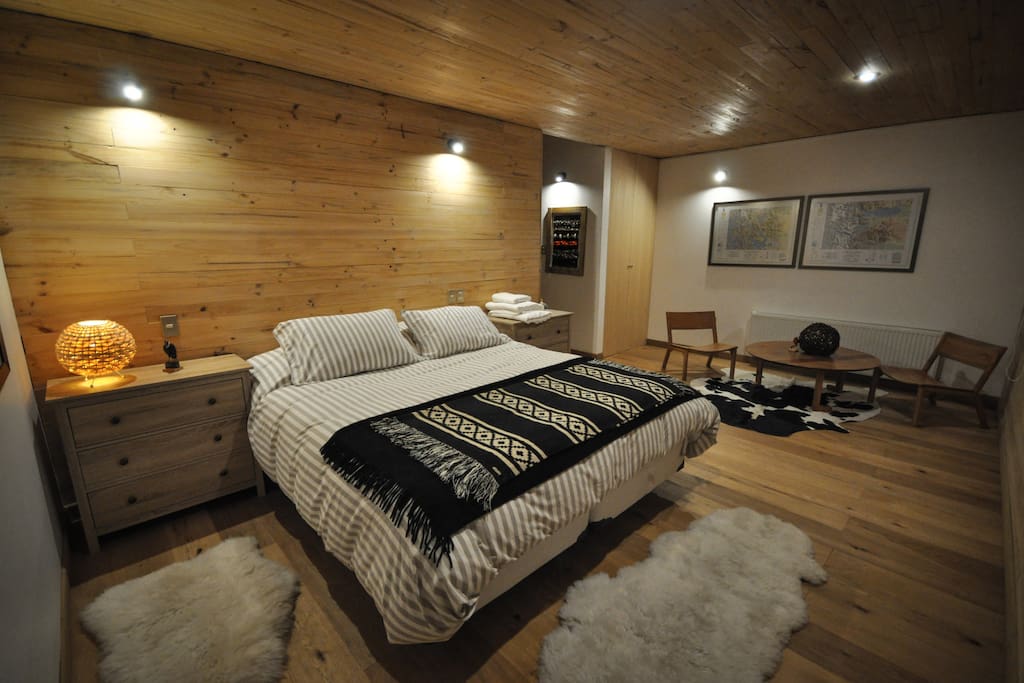 We are located outside of town (7 minutes by car from downtown) with a magnetic view of Patagonian Fjords and mountains.
We are focused on a very private service with only one room totally independent of the main house.
Breakfast is included.
Central Heating / TV with cable tv / WiFi / Closet