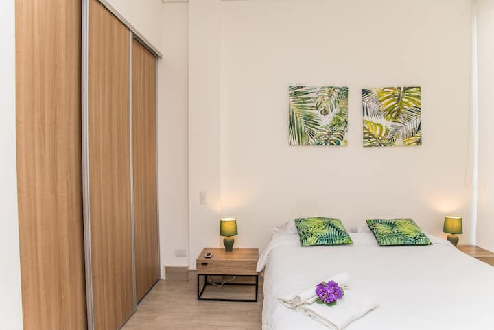 Main bedroom, queen bed, closet, ensuite bathroom