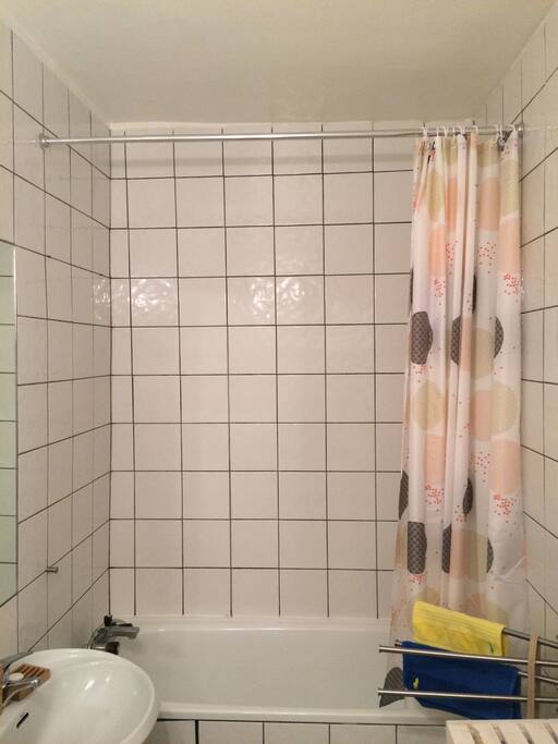Salle de Ain avec toilettes, évier et baignoire-douche