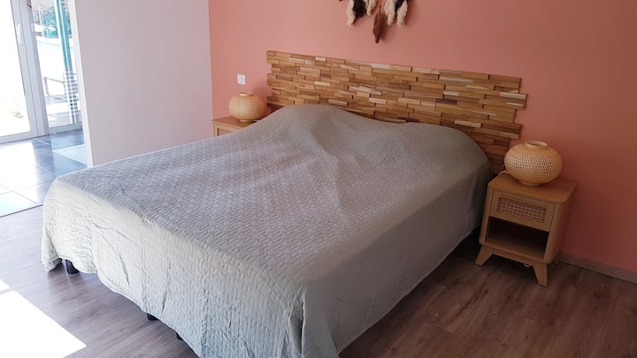 Dormitorio 1 cama 160 X 190 con dos colchones individuales.