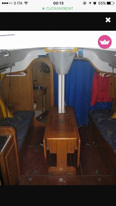 Dinette con tavolo centrale ( si può allargare con due bandelle basculanti) + due posti letto, abitualmente usati come divano.