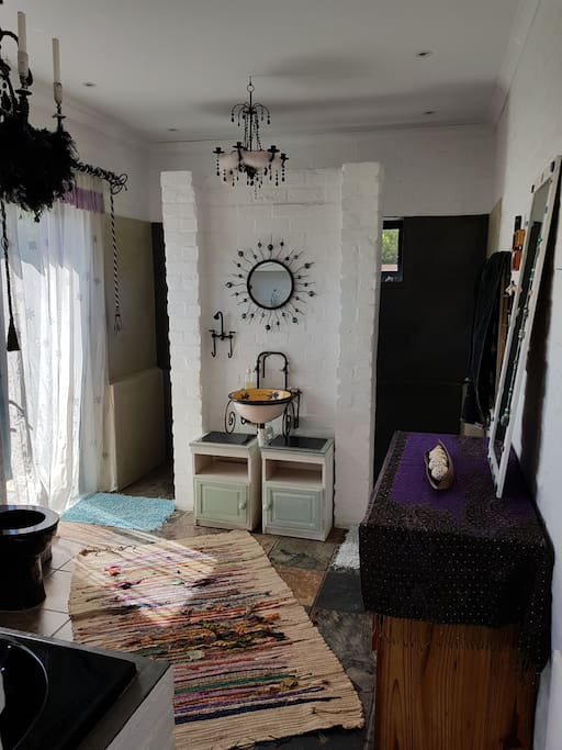 Main bathroom en suite