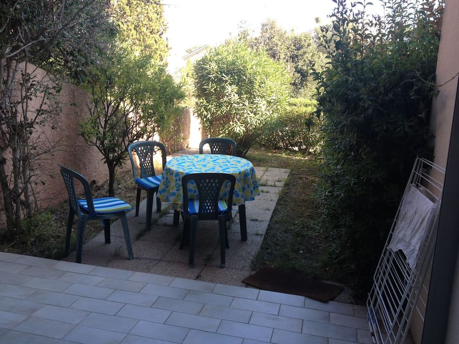 Terrasse couverte et jardinet
