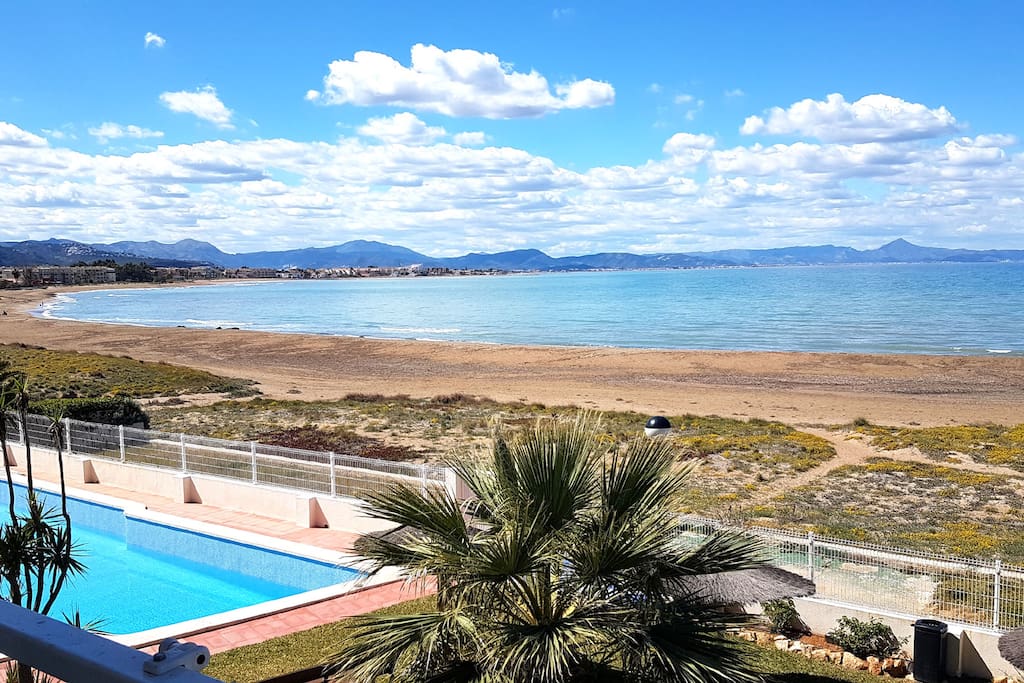 Una piscina grande y rodeado por el agua del mar...