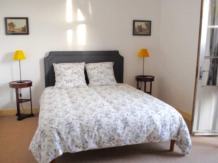 BEDROOM 2: Upstairs parental bedroom. Bed 160 cm. 

BEDROOM 2: Master bedroom upstairs. Bed 160cm.