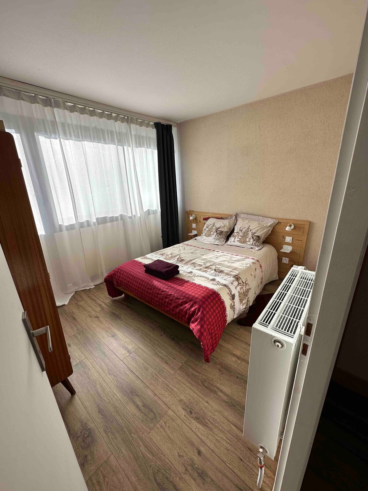 إطلالة على غرفة النوم على سرير المحطة 
140 × 190 