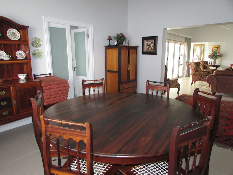 Dining room leads to lounge