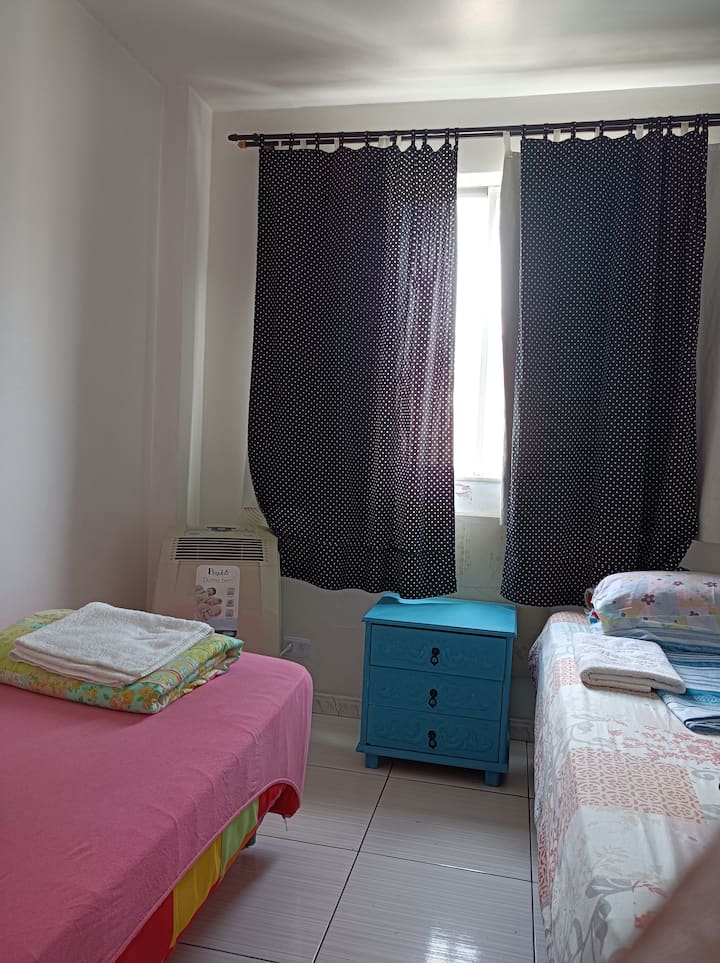 رابعًا بسريرين ومكيف هواء محمول ومروحة تيتو