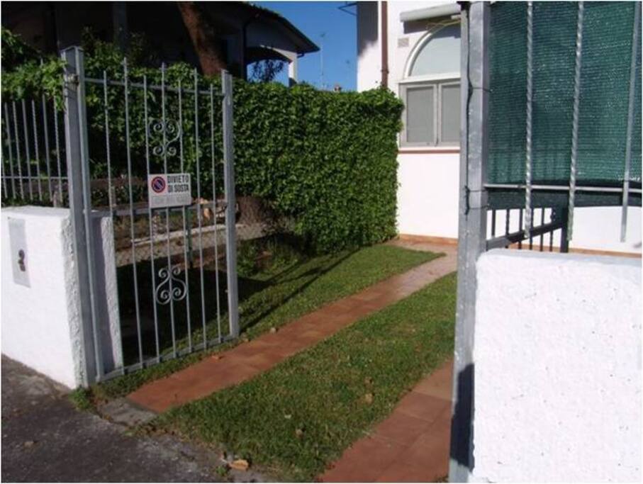 Entrata cancello e giardino