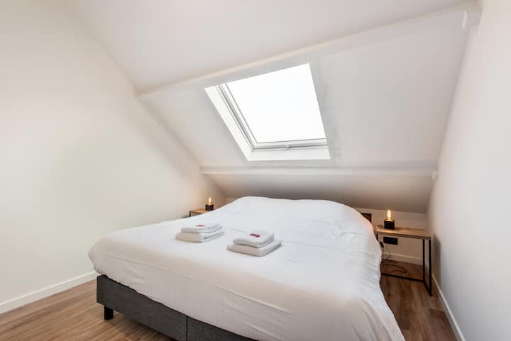 Chumba cha kulala ni mapumziko tulivu, yaliyoundwa kwa ladha nzuri ili kukuza starehe na starehe, ikitoa mahali pa amani baada ya siku ndefu.