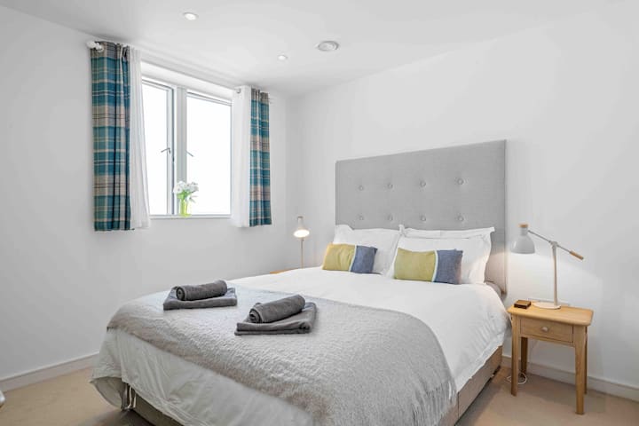 Spálňa 3 na prízemí s manželskou posteľou King a výhľadom na more