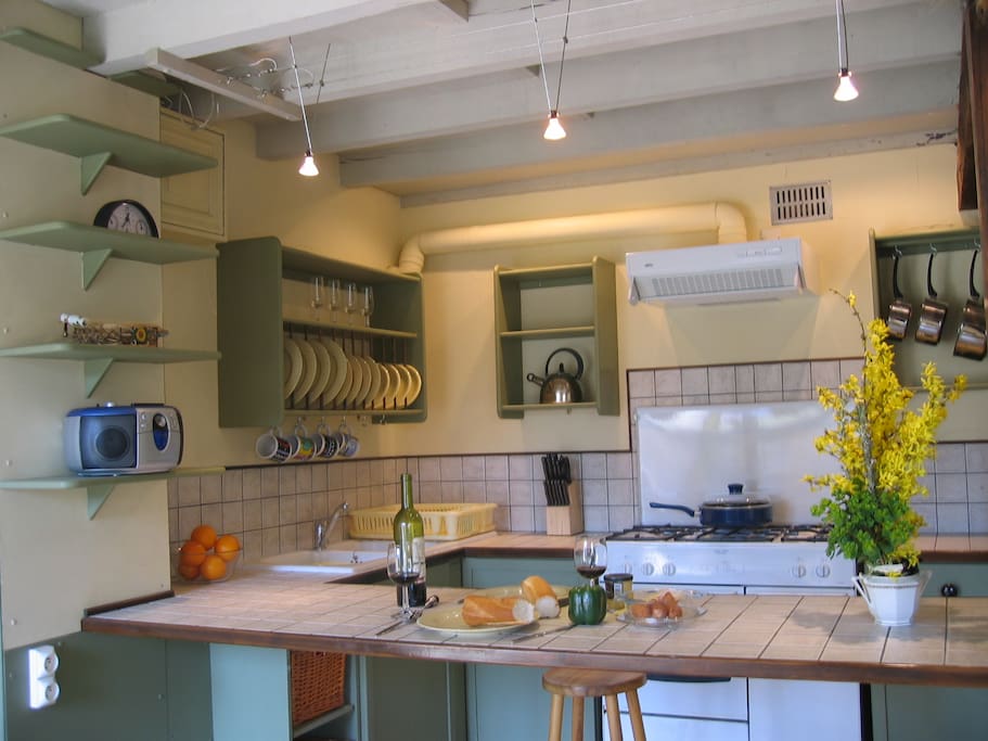 Fully equipped kitchen and breakfast bar