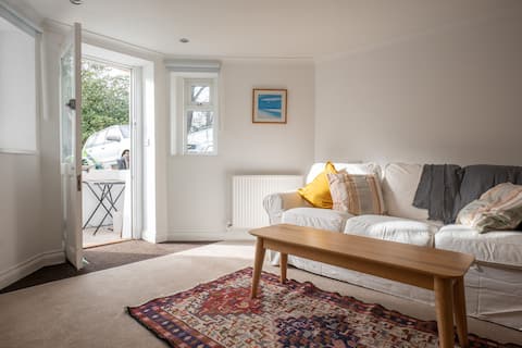 Top Airbnb: Beach Park Basement - a leafy seaside apartment in Torbay