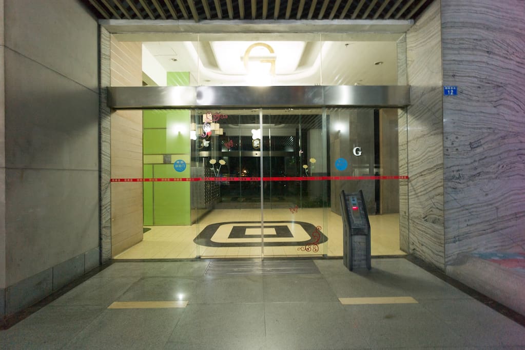 This apartment is located in a developing luxury apartment complex of Guangzhou center. You will be seeing old Guangzhou city and new developed city at the same time.