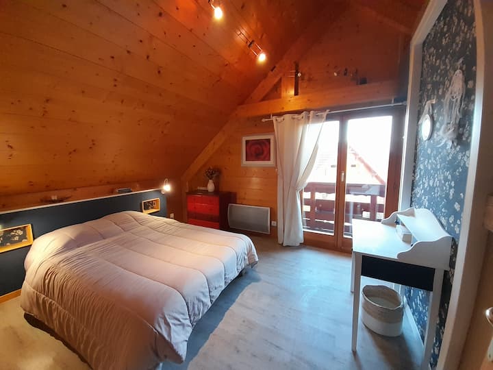 1间双人床卧室，配有门窗和阳台。 