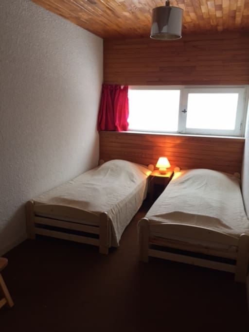 chambre N°2 :
2 lits x 90 cm
commode
