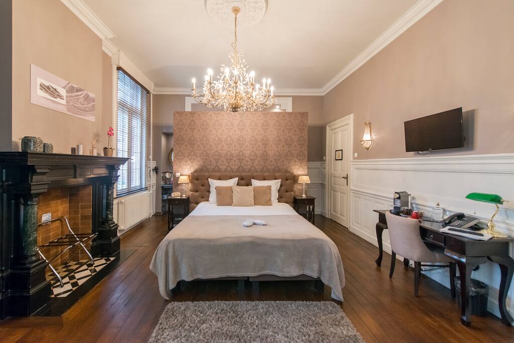 A bedroom with a story
Een slaapkamer met een verhaal