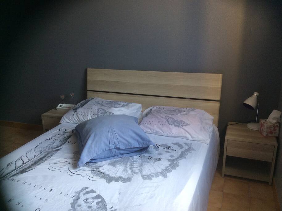 chambre Lit double avec coin bureau