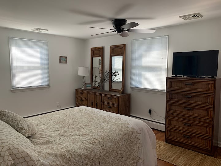 Chumba cha kulala cha Master na TV.