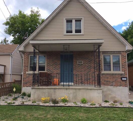 large 1 bdrm, near downtown