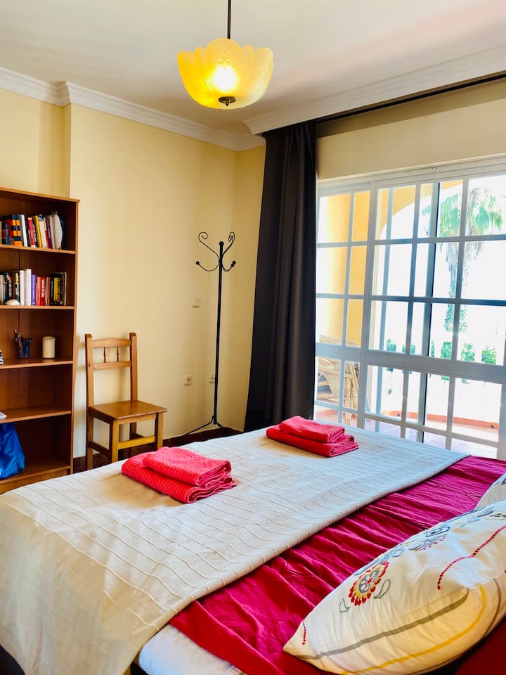 Основна спалня с двойно легло 180х200, гардероби, климатик и изход към голяма тераса