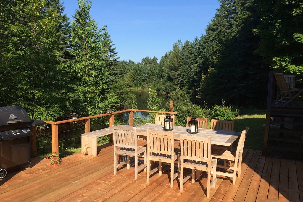 Terrasse pour les repas extérieurs.