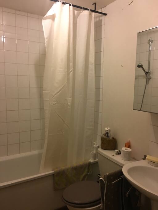 Sdb avec baignoire lavabo et wc