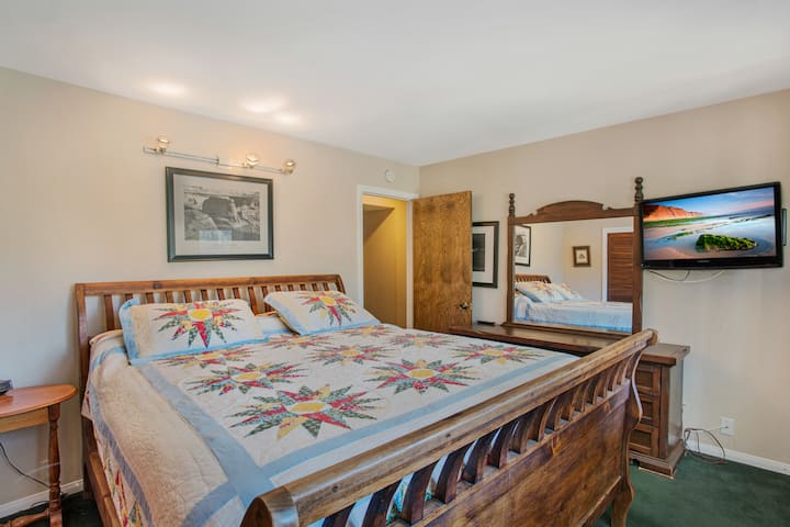 Chumba cha kulala cha malkia cha ghorofa ya juu kina kitanda cha kifahari na kina televisheni kwa ajili ya burudani yako. Mapumziko haya yenye starehe hutoa mazingira tulivu, na kuifanya iwe sehemu nzuri ya kupumzika baada ya siku ya jasura za mlimani.