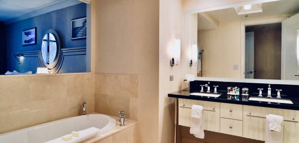 Luxury Suite with Breathtaking Views of the Strip! gallery image 4