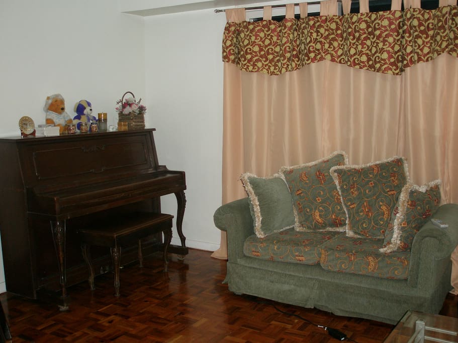 Piano, Love seat, Sofa