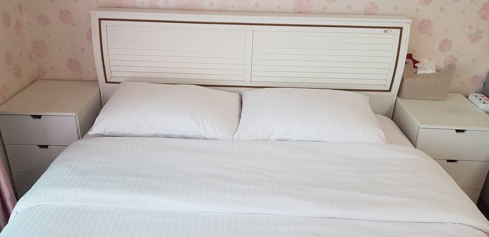It is a safe hotel close to the terminal and Sunchon station and opposite the youth store.