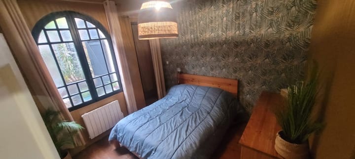 غرفة النوم الرئيسية بسرير مزدوج بإطلالة على الحديقة