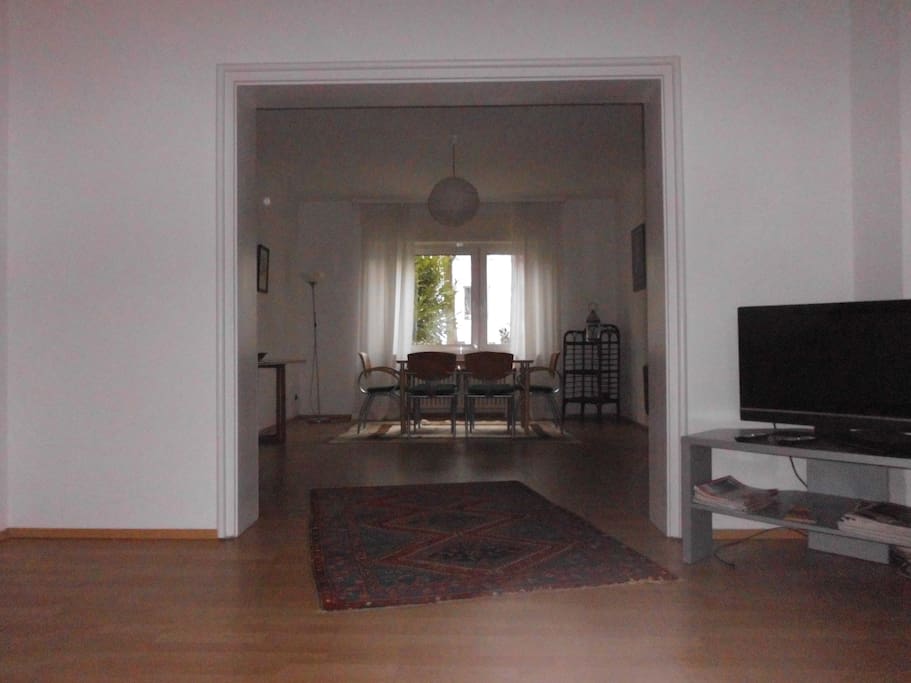 Blick vom Wohnzimmer ins Esszimmer