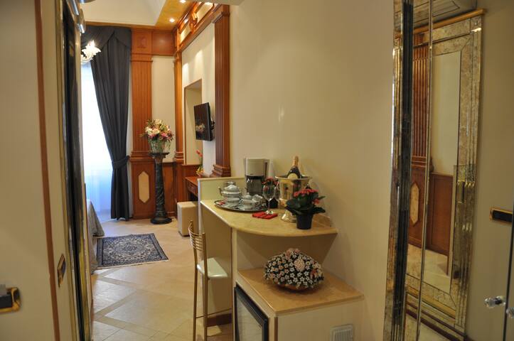 Rome Imperial Crown gallery image 3