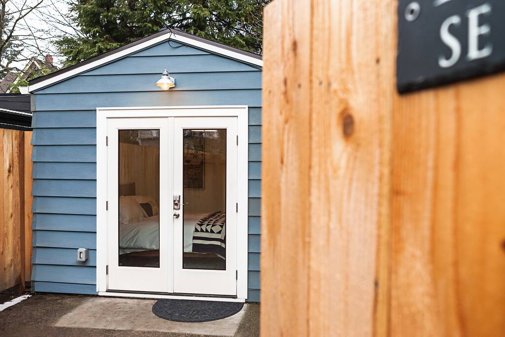 ZEN HAUS. An inner SE Hawthorne/Division Studio. Guesthouses for Rent