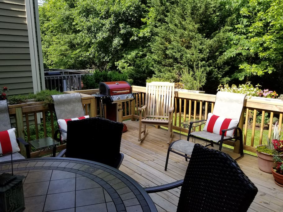Seating for 11 on the deck