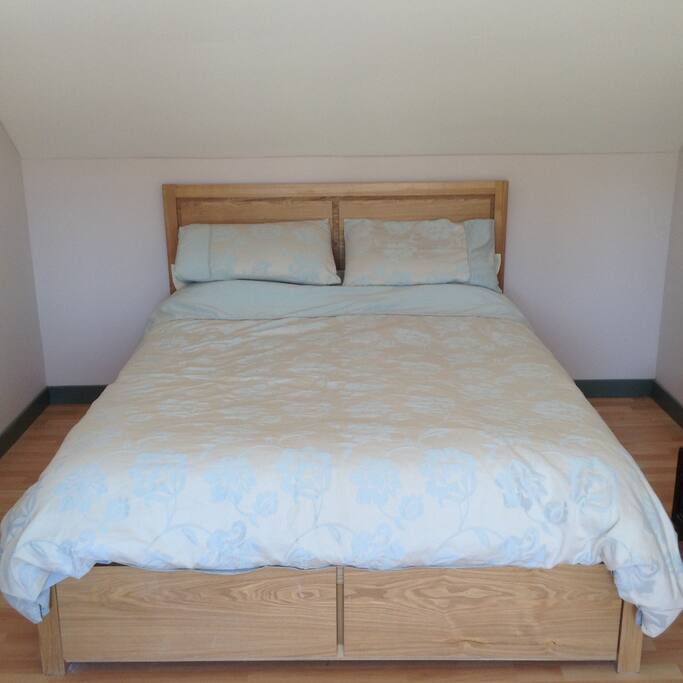 King sized bedroom with garden view.