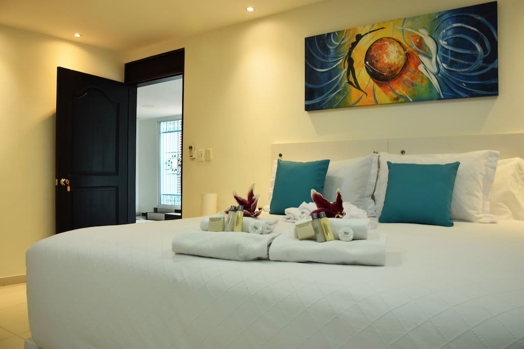 Cómoda habitación con cama doble y cama individual.