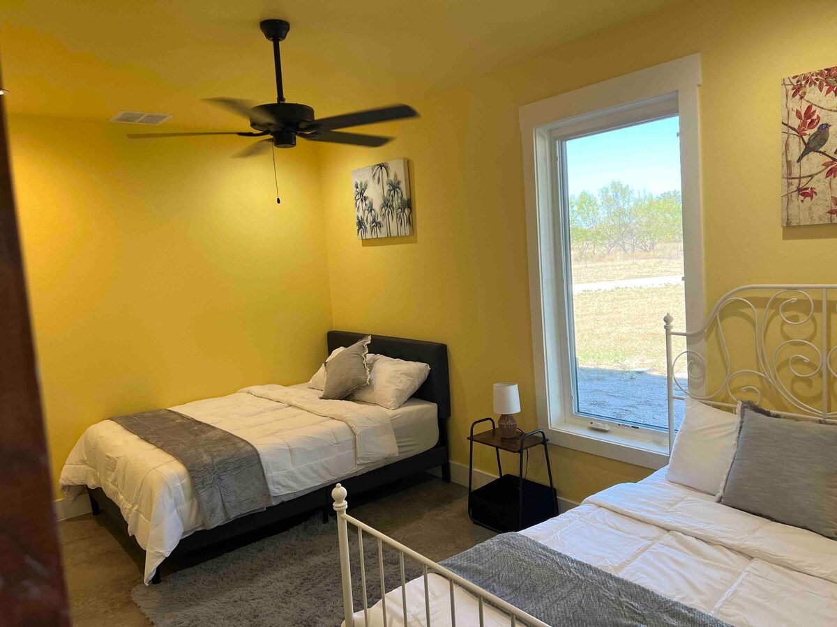 Მეორე საწოლი ოთახი 1 ორადგილიანი საწოლით და 1 სრული საწოლით