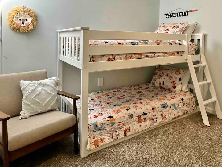 O quarto das crianças tem cortinas blackout, uma máquina de som, uma luz noturna e um monitor de bebê para que você possa levar luz ao viajar com crianças!