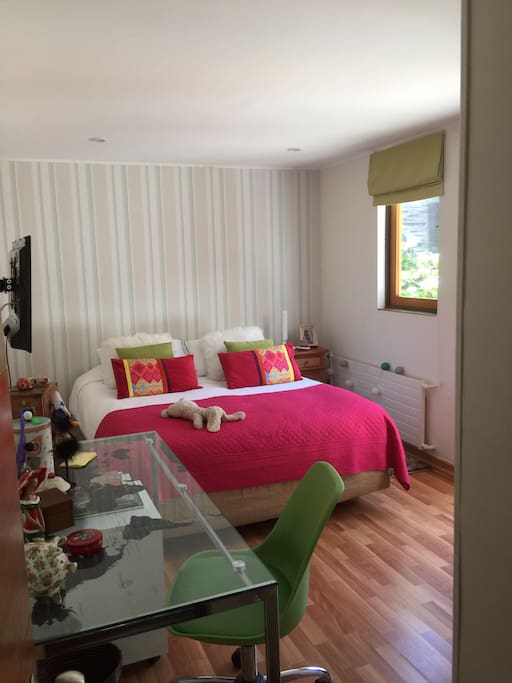 La habitación tiene 13 m2 y está dentro de la casa pero es independiente ya que está separada por una mampara lo que le otorga mayor privacidad.