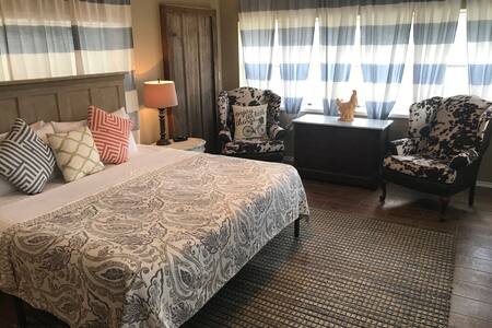 "a speck haus" close to Main..Getaway and Enjoy!