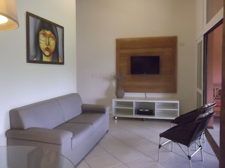 Sala com TV de LCD e ventiladores de teto