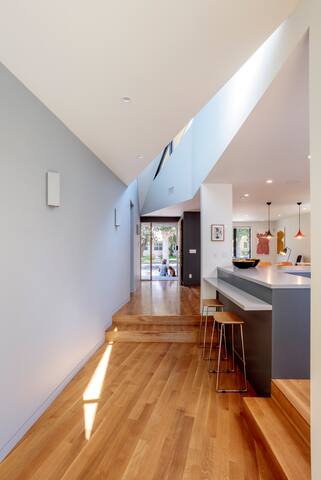 Architectural LA home w/pool in prime location! gallery image 4