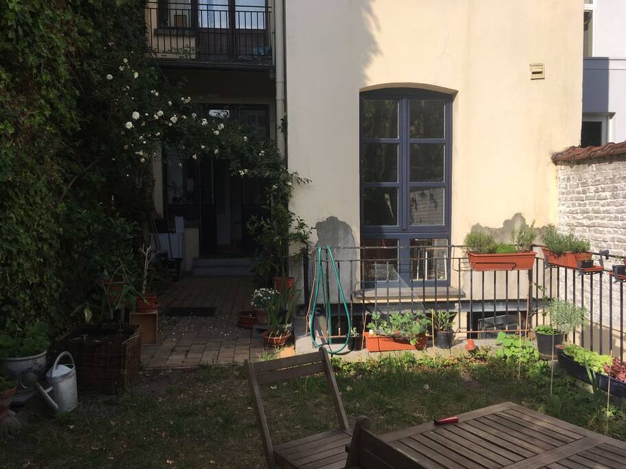 Garden with view on the house